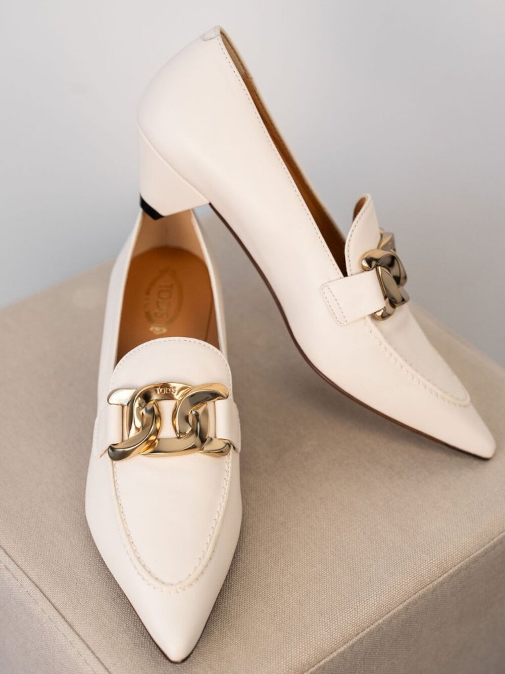 NWT TOD'S CREAM LEATHER GOLD CHAIN KITTEN HEELS LOAFERS - 7
